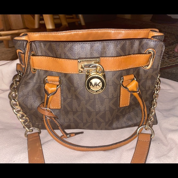 MICHAEL KORS MONOGRAM PURSE. - Picture 7 of 7